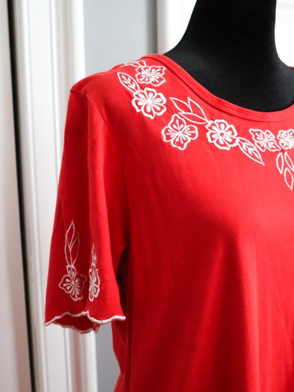 La Cera Dress Cotton Red & Embroidered Floral Design Sz M Pockets Resortwear - Picture 2 of 8